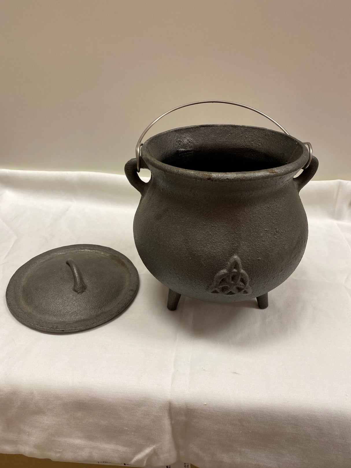 Triquetra Cauldron 7" - 
