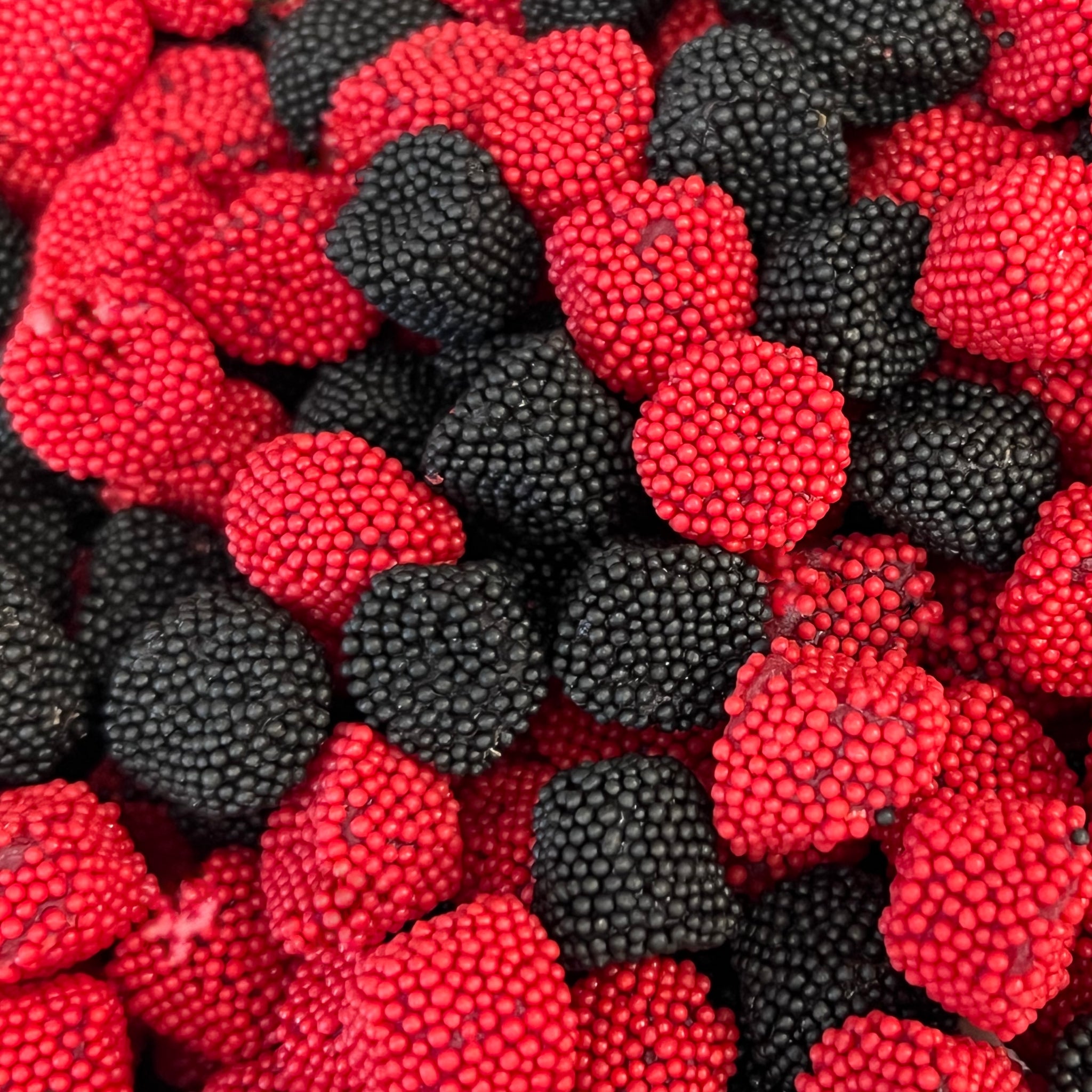 thimble shape  berry gummies in red and black 